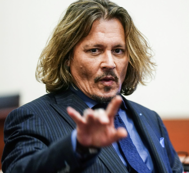 May89289548's tweet photo. #JohnnyDepp paid fake #RUSSIAN  #bot accounts  to attack #AmberHeard creating a social media circus  #Depp then capitalized on fan's  sympathy, a to promote his worthless #NFTs, poster art to unsuspecting fans, cashing in $4.5 million via his company NeveFearTruth #RETWEET #EvilL https://t.co/xH67t9w5fq