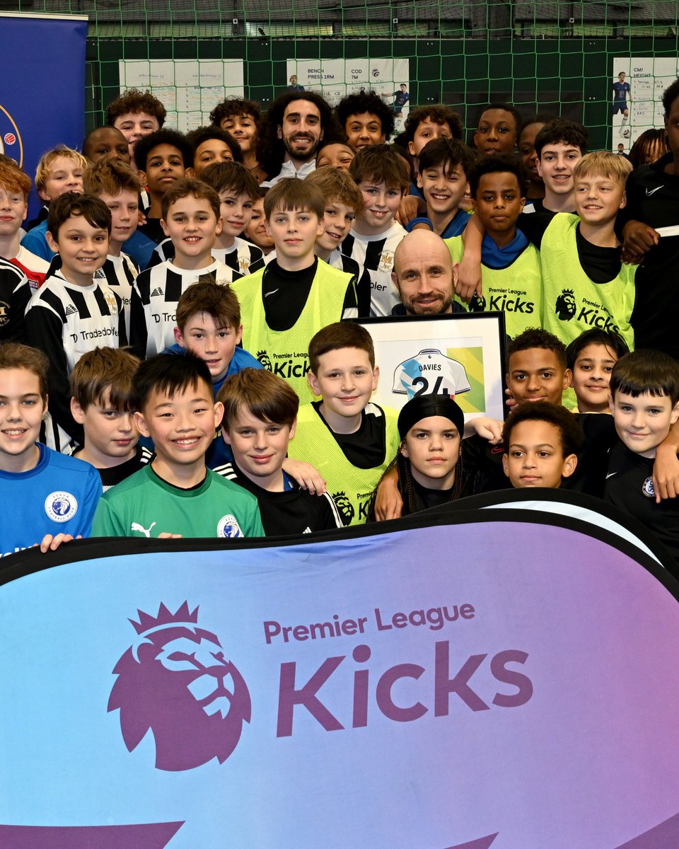 Celebrating our Community Captain, Gareth Davies  🙌

For over 17 years, Gareth has been instrumental in a number of community projects for Chelsea Foundation including leading our PL Kicks programmes into one of the largest in the country 💙

#PLMoreThanAGame