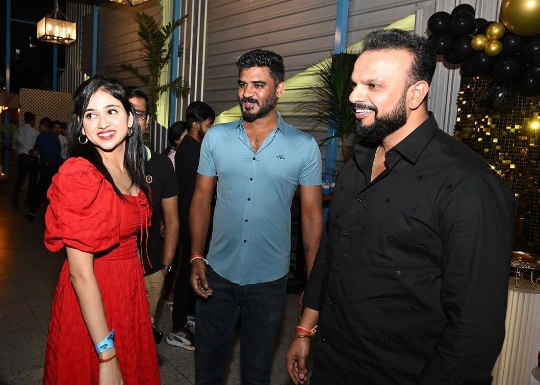 BangaloreTimes1's tweet photo. Snapshots from the birthday bash of @Malaikatvasupal
#malaikavasupal #Sandalwood #KFI #Kannadafilmindustry #birthdayposts https://t.co/vKZDObg686