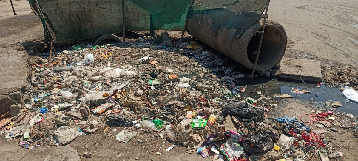 rajfleetcentre's tweet photo. Inspite of complain done to #MSRDC and #IRB no cleaning has been done. Garbage and dirt at the entry and exit of the petrol pump. New drain lines and gutter were assured by the authorities but no sign work commenced by them. Urgent attention @HPCL @MsrdcShirke @CMOMaharashtra https://t.co/xKFHopNgqP