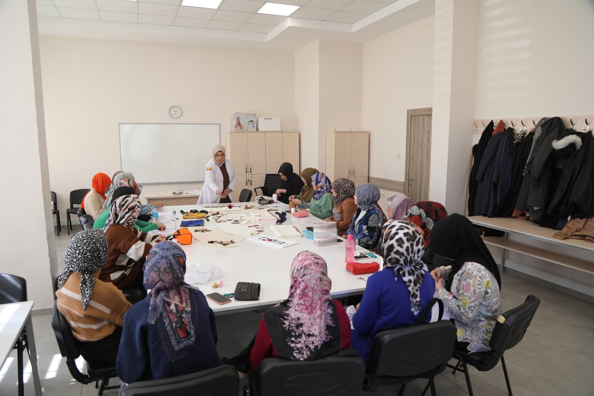 komekkonya's tweet photo. KOMEK YENİ DÖNEME 93 BİN KURSİYERLE BAŞLADI
Konya Büyükşehir Belediyesi Meslek Edindirme Kursları ile Aile Sanat ve Eğitim Merkezleri, bahar dönemine yüz yüze ve uzaktan eğitimlerle başladı.  
📰 Haberin devamı;
https://t.co/1UZ6U4mK63 https://t.co/eWRfmQfibU