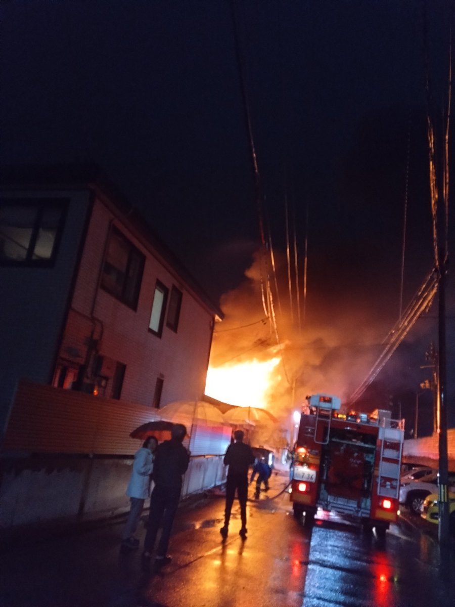 茨島マックスバリュ裏　火事です。
通行注意！！
＃秋田市