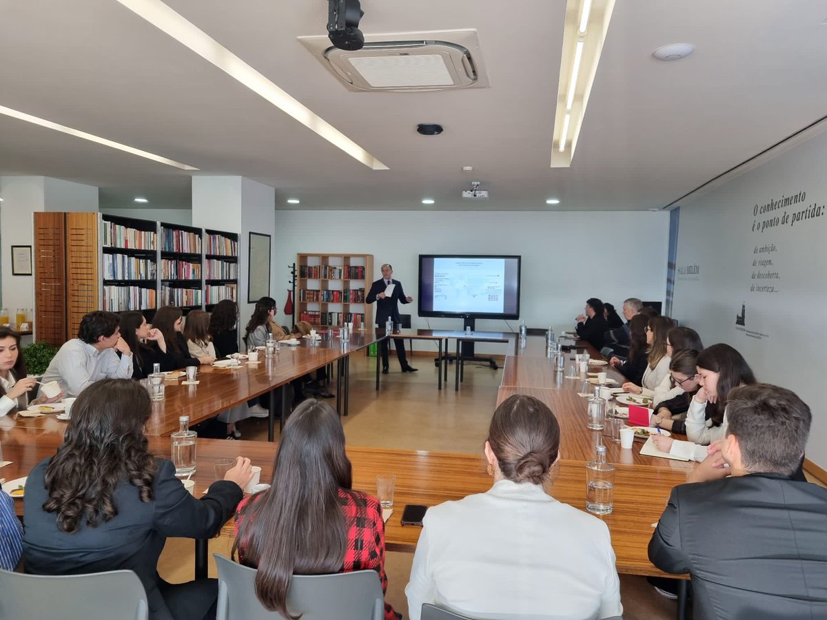 OTH17B's tweet photo. Un bel échange avec les étudiants de #ISCSP institut supérieur des sciences sociales et politiques de l’ #universidadelisboa autour du #Maroc et de son interaction avec son environnement global https://t.co/24Qn3yBIaK