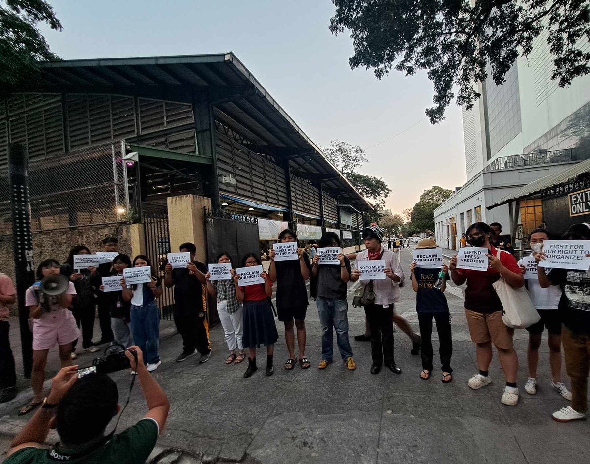 AnakbayanUST's tweet photo. STAND WITH TOMASINO WEB‼️✊🏻
TIGNAN: Nagkasa ng kilos-protesta ang mga Tomasino upang kundenahin ang lantarang panghihimasok ng OSA at UST Admin sa TomasinoWeb at pagtapak nito sa kalaayang mamahayag ng publikasyon.
#StandWithTomWeb
#DefendPressFreedom
#DefendAcadFreedom https://t.co/qyI1IudhBC