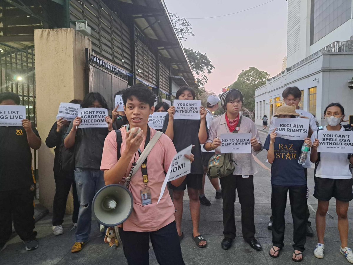 AnakbayanUST's tweet photo. STAND WITH TOMASINO WEB‼️✊🏻
TIGNAN: Nagkasa ng kilos-protesta ang mga Tomasino upang kundenahin ang lantarang panghihimasok ng OSA at UST Admin sa TomasinoWeb at pagtapak nito sa kalaayang mamahayag ng publikasyon.
#StandWithTomWeb
#DefendPressFreedom
#DefendAcadFreedom https://t.co/qyI1IudhBC