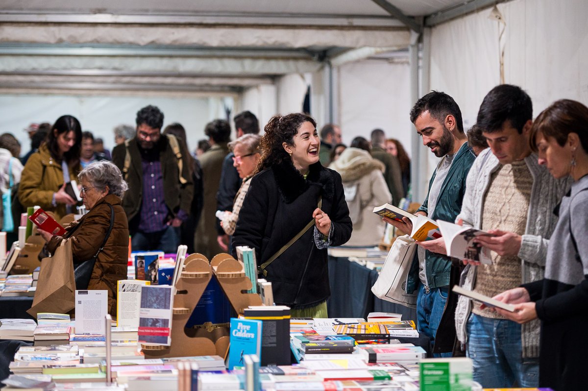 🔝 "Més de 4.000 persones visiten la 8a Plaça del Llibre d'Alacant, que creix en vendes"

😁Heu fet vostra aquesta Plaça, alacantins. Gràcies per ajudar-la a créixer any rere any.

✍🏻 Ací teniu la crònica del que hem viscut aquest cap de setmana.

placadelllibre.com/mes-de-4-000-p…