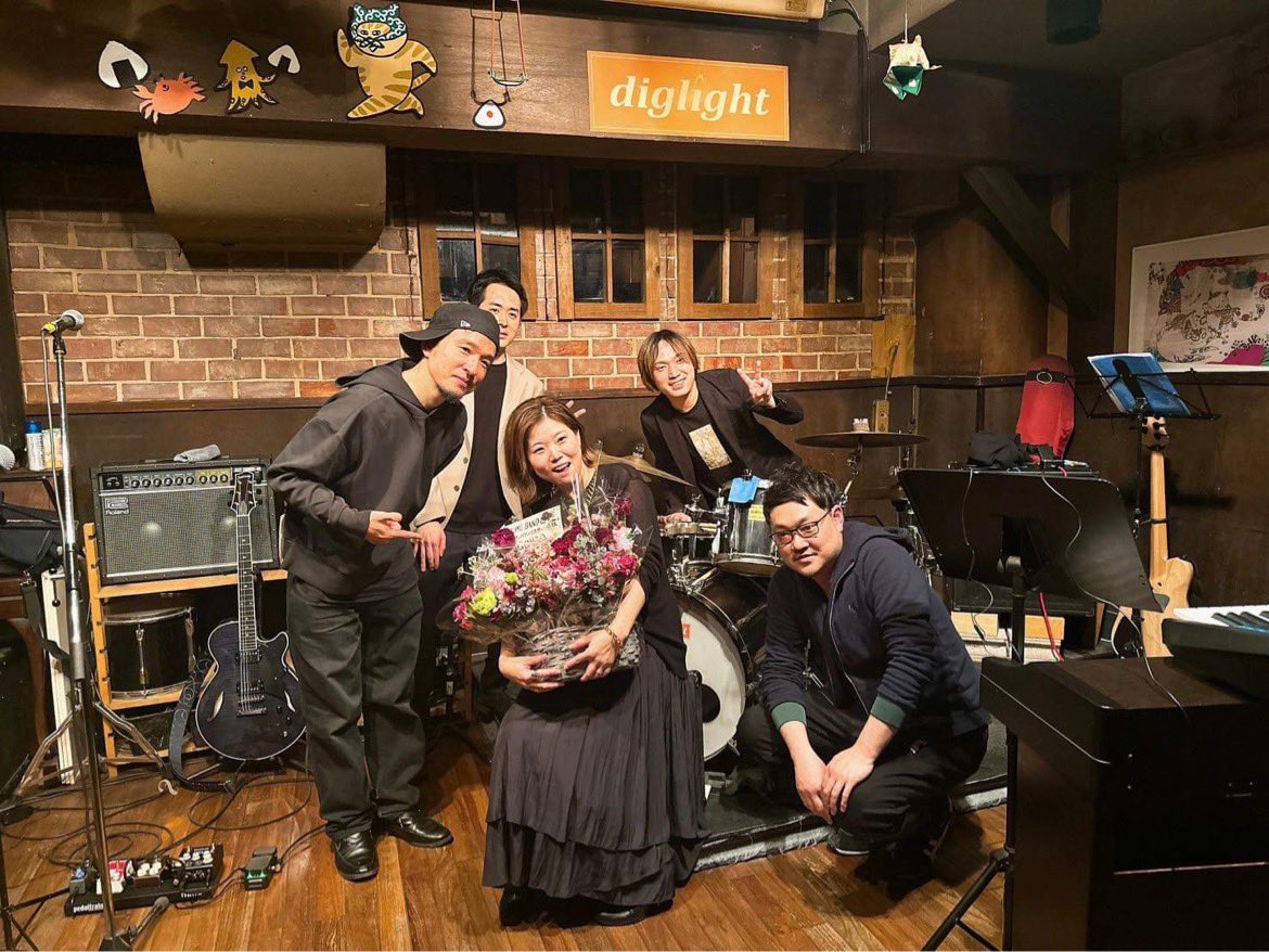 kkkumimy's tweet photo. 昨日の『KUMI BAND LIVE』たくさんの方にお越しいただき、ありがとうございました😆❣️

皆様の温かい拍手と声掛けで盛り上げていただきました✨
今後も精進して参ります🎤
(ギターは初挑戦！)

Key  高本信宏
Gt  鈴木友也
Ba  市川正吾
Dr  岩井大輔
Vo  Kumi Miura

#live #singer #soul #randb #aor https://t.co/AqPFPRJsKQ