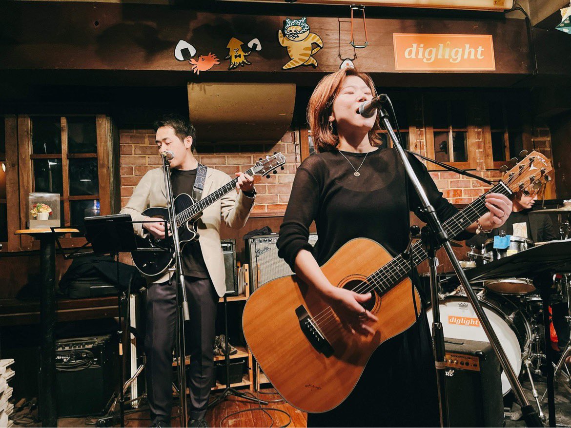 kkkumimy's tweet photo. 昨日の『KUMI BAND LIVE』たくさんの方にお越しいただき、ありがとうございました😆❣️

皆様の温かい拍手と声掛けで盛り上げていただきました✨
今後も精進して参ります🎤
(ギターは初挑戦！)

Key  高本信宏
Gt  鈴木友也
Ba  市川正吾
Dr  岩井大輔
Vo  Kumi Miura

#live #singer #soul #randb #aor https://t.co/AqPFPRJsKQ