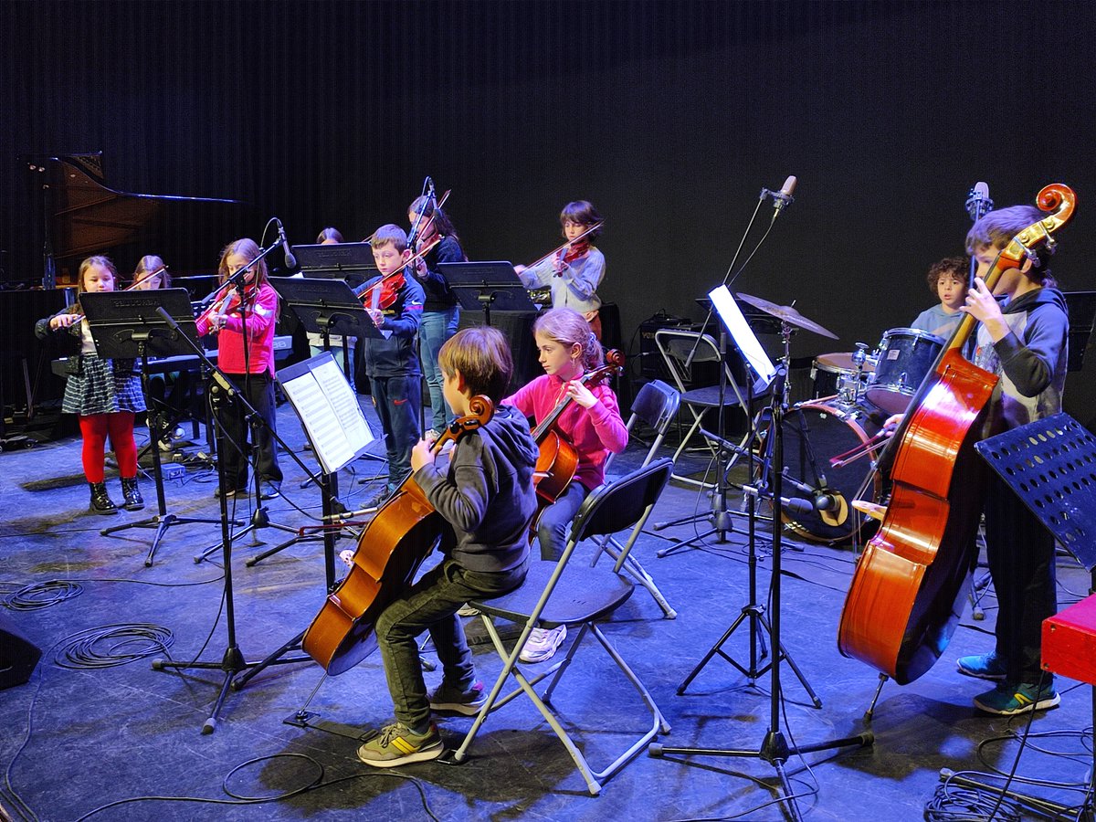 emmbanyoles's tweet photo. 🎶🥳 Durant la setmana passada, cada dia a les 19:30h a l’Auditori, 227 alumnes de l’escola es van agrupar i van tocar 59 peces a les Audicions col·lectives de l’#EMMB… I quin nivell! Us en deixem un recull!

Felicitats a tots per la feina feta! 👏🤩 https://t.co/EuxsteZwGR