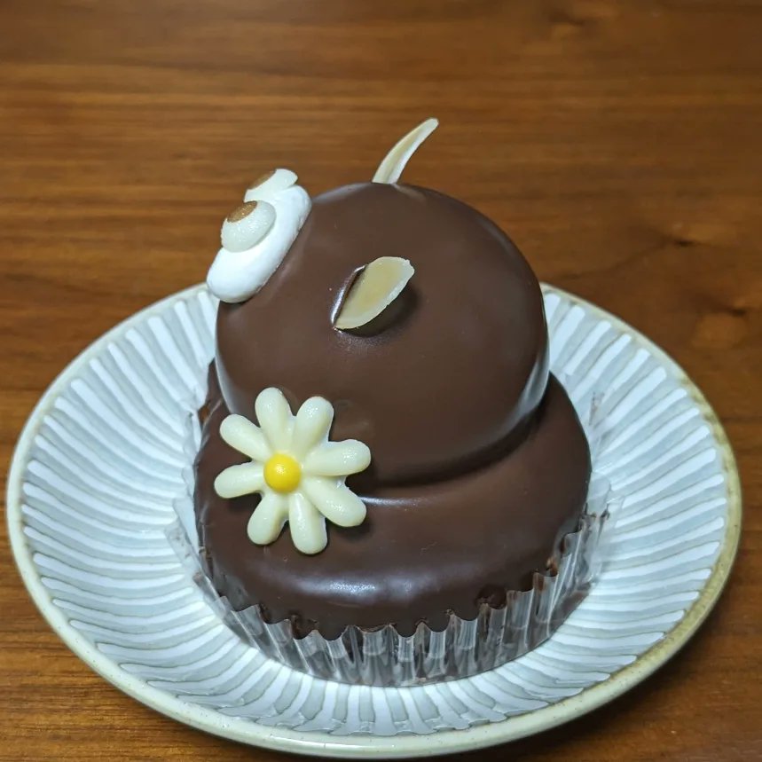 青森県野辺地町 別当庵 佐藤製菓 のたぬきケーキです。 中身はロール