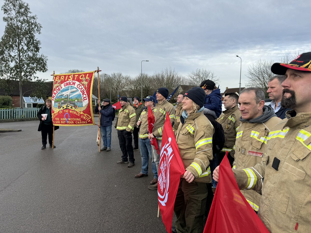 UnionSteveW's tweet photo. Great to join members from across @SouthWestFBU today ✊

The call to stop the cuts was loud and clear. Great speeches from the Brigade officials about the impact this will have on their service.

#AvonStopTheCuts #RidingFiveSavesLives
#RescuePeopleNotBanks https://t.co/nj2q25njKq