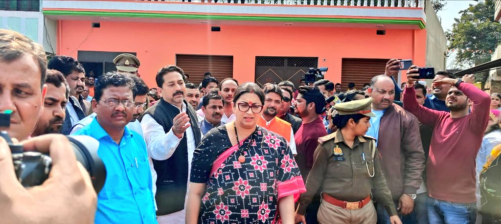 dtripathi264's tweet photo. अपनों के बीच केंद्रीय मंत्री व सांसद अमेठी दीदी @smritiirani जी,
 टीकरमाफी में जनसमस्याओं को सुन उनके निवारण के लिए संबंधित अधिकारियों को निर्देशित किया।
 
#अमेठीवचनपूर्ति https://t.co/SHo9Lgeuyd