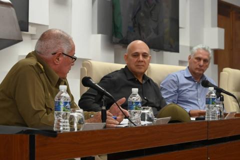 "Primero que todo hay que formar patriotas".

Expresó el General de Cuerpo de Ejército Álvaro López Miera, ministro de las <a href="/MinfarC/">Minfar_Cuba</a> en la clausura del #VIPleno de la <a href="/UJCdeCuba/">UJC de Cuba</a>.

Y no hay dudas...Sin un verdadero sentimiento patriota no se puede amar y defender a 🇨🇺.
#UnidosXCuba