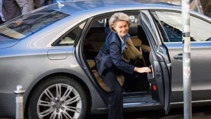 Dit is de persoon in Europa wat zegt dat wij elektrisch moeten rijden. rijdt zelf in een Audi A8 van 3,8 ton, met een 12-cilinder benzinemotor met een volume van 6,3 liter en een vermogen van 500 pk. En spoort ons aan om de planeet en het klimaat te redden met elektrische auto's!