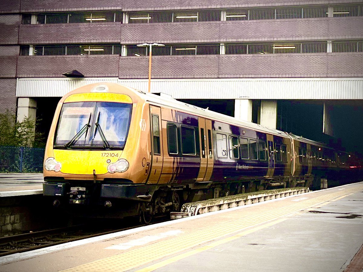 SnrConductorJim's tweet image. Good morning from a cloudy day at BSW, and a rather shiny 172 104!

Busy day ahead of me as I pick up the keys to a new flat after work!

#DispatchersOfTwitter #DispatchersOfX #RailwayFamily #RailwayLife #NewFlat #Class172