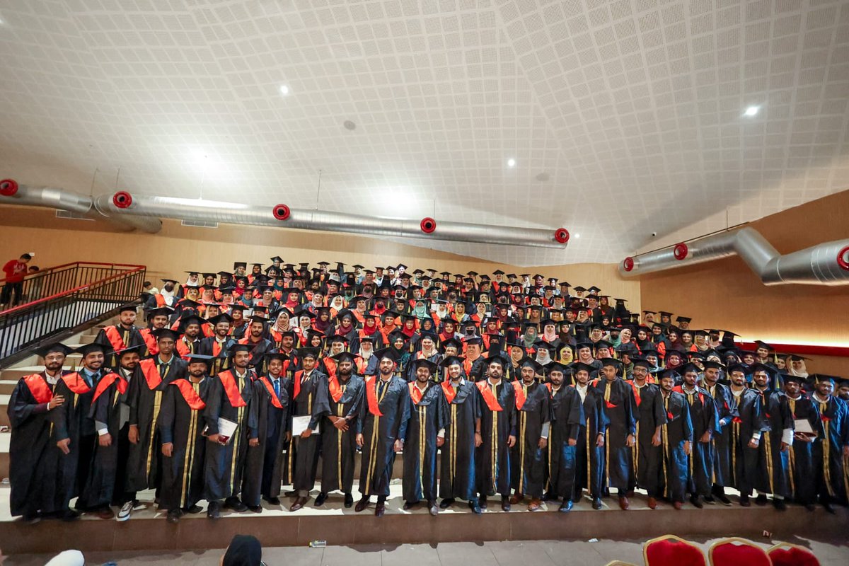 Markaz is humbled to announce the graduation of 211 Unani doctors from Markaz Unani Medical College, Knowledge City. 
Heartiest congratulations go out to all the graduates! Your journey ahead is bright, and you are poised to make a significant impact on the lives of many.