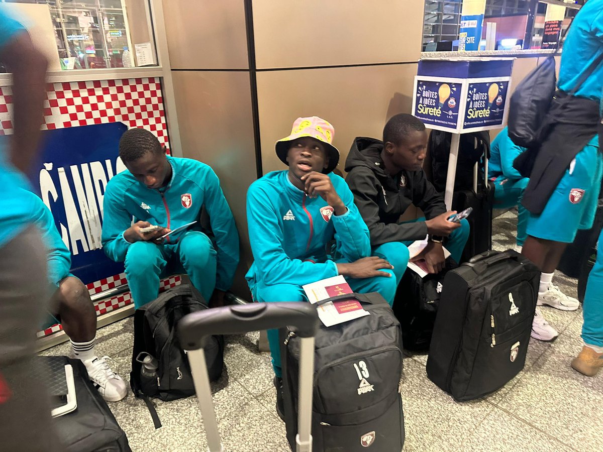 totalsport221's tweet image. ✈️ 𝑹𝒐𝒂𝒅 𝒕𝒐 𝑴𝒐𝒓𝒐𝒄𝒄𝒐

#TeamGF #footlocal #tournoiinternationalU19

G. Foot  en route pour #Maroc va remettre son titre en jeu lors du Tournoi International U19 au Maroc 🇲🇦 du 20 au 23 fevrier. Les grenats partagent le groupe B avec l'Ajax 🇳🇱 et du SC Braga 🇵🇹.