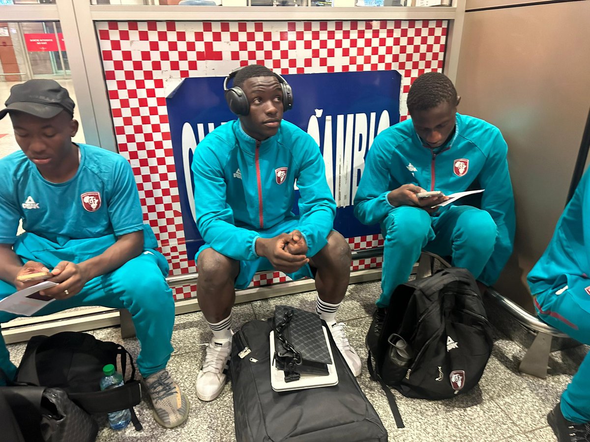 totalsport221's tweet image. ✈️ 𝑹𝒐𝒂𝒅 𝒕𝒐 𝑴𝒐𝒓𝒐𝒄𝒄𝒐

#TeamGF #footlocal #tournoiinternationalU19

G. Foot  en route pour #Maroc va remettre son titre en jeu lors du Tournoi International U19 au Maroc 🇲🇦 du 20 au 23 fevrier. Les grenats partagent le groupe B avec l'Ajax 🇳🇱 et du SC Braga 🇵🇹.