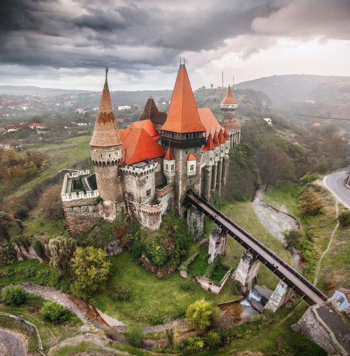 Romanian castles are something straight out of a fairytale.

These are the greatest of all... (thread) 🧵