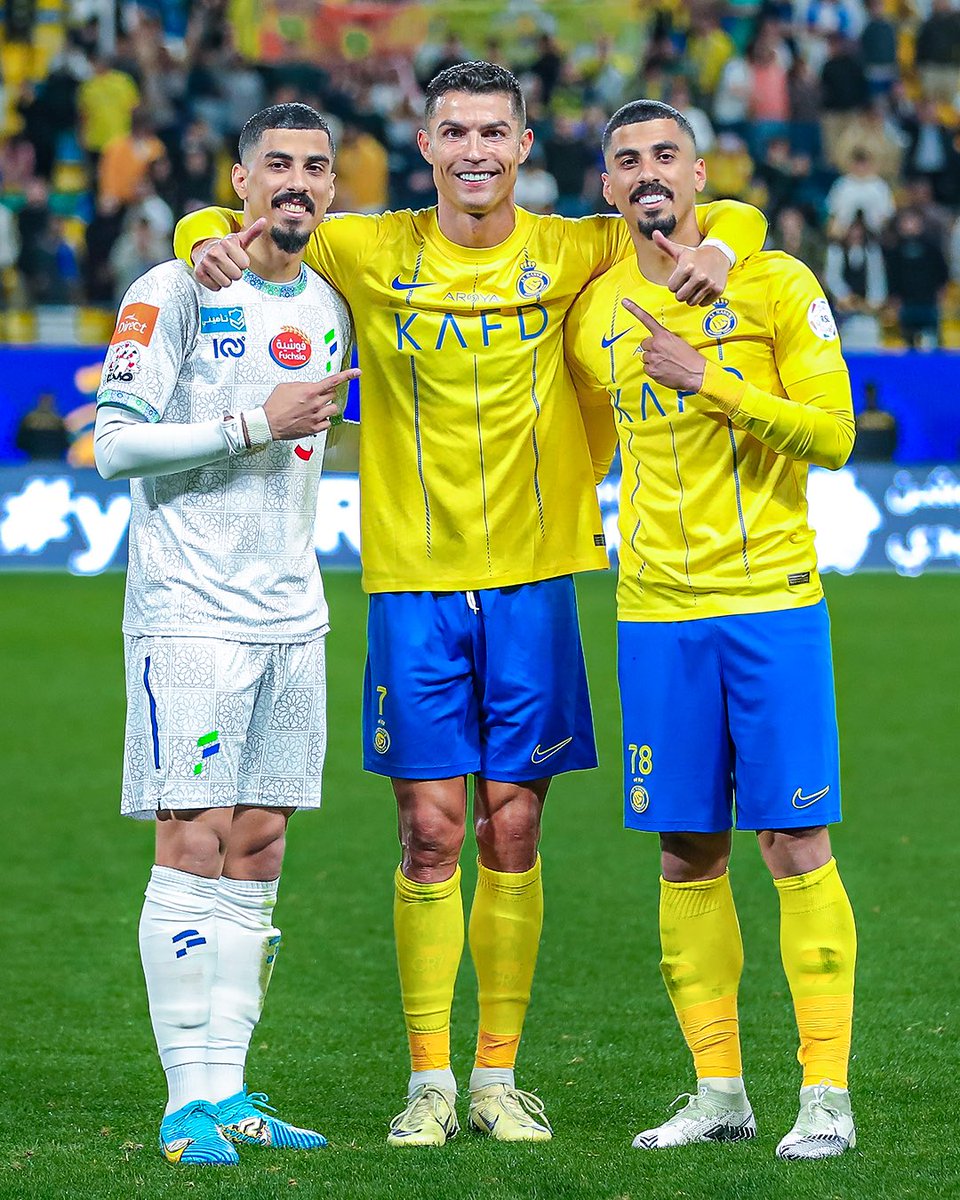Cristiano Ronaldo posed with the 𝗟𝗮𝗷𝗮𝗺𝗶 twins after Saturday’s game 👨‍👦‍👦 @motim_osm