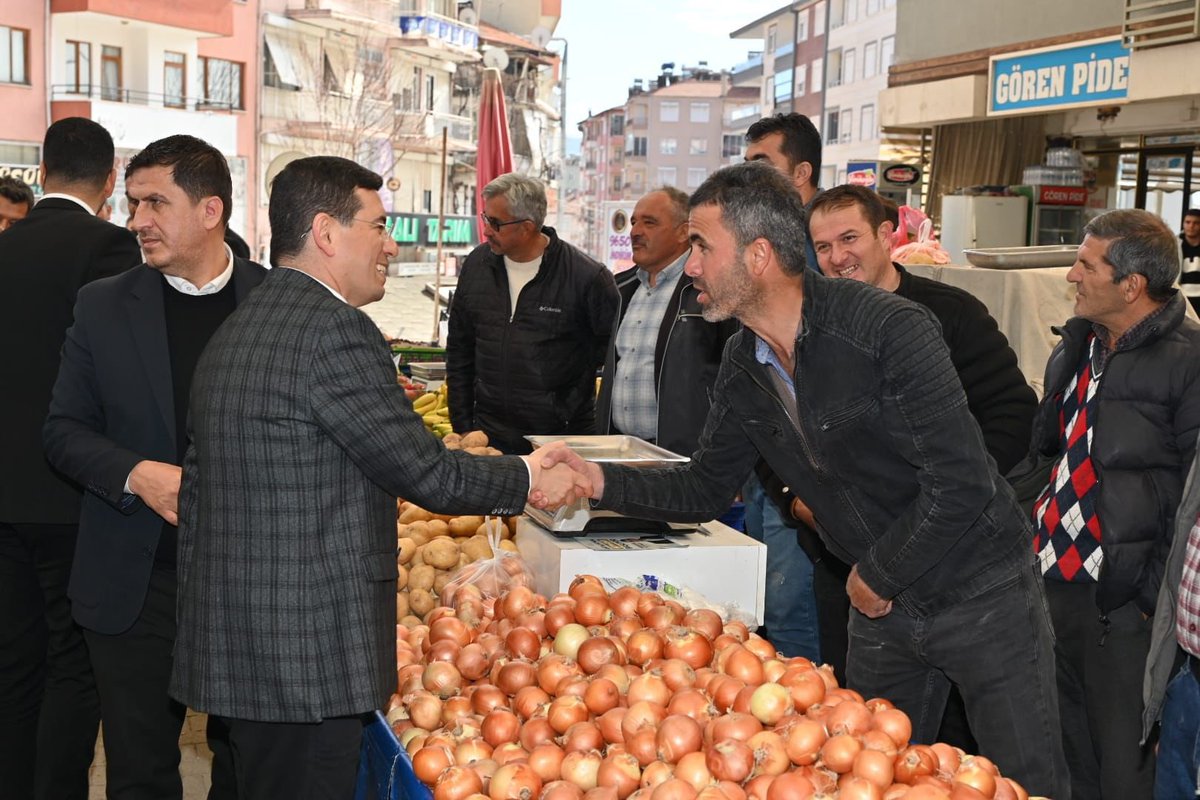 Elmalımızın meşhur elmasının tanıtım elçisi; çiftçimizin alın terinin ve emeğinin emanetçisi pazarcı kardeşlerimizle buluştuk. Alışveriş yapan hemşehrilerimizle selamlaştık, muhabbet ettik.

Esnaflarımızın tezgâhları bereketli, kazançları bol; hemşehrilerimizin günleri güzel ve