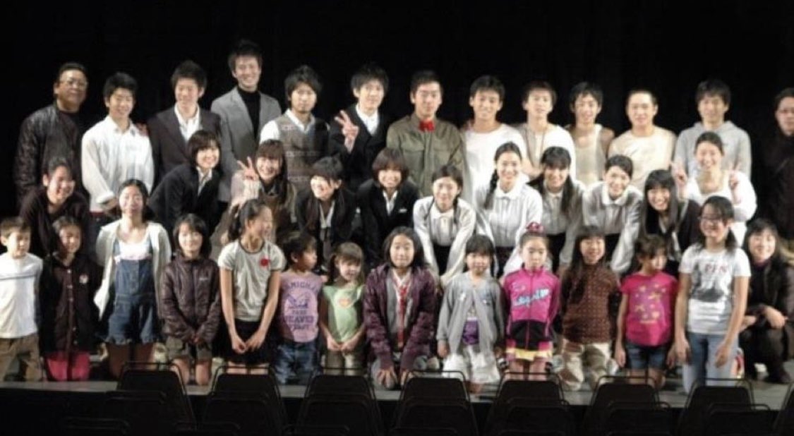 shunsaku_fukuba's tweet photo. 本日で、初舞台『#大きな虹のあとで-#不動4兄弟-』から12年。あの日の太宰府は大雪でした。初舞台は一度なので忘れません。悩みに悩み抜いて、大学教員を辞めてまで立ちたかったあの舞台。干支が一周しますが、想いは変わらず『あの頃は若かったなぁ』とは思わない時間を今経験しています。後悔もない https://t.co/ijgqNZUiTV