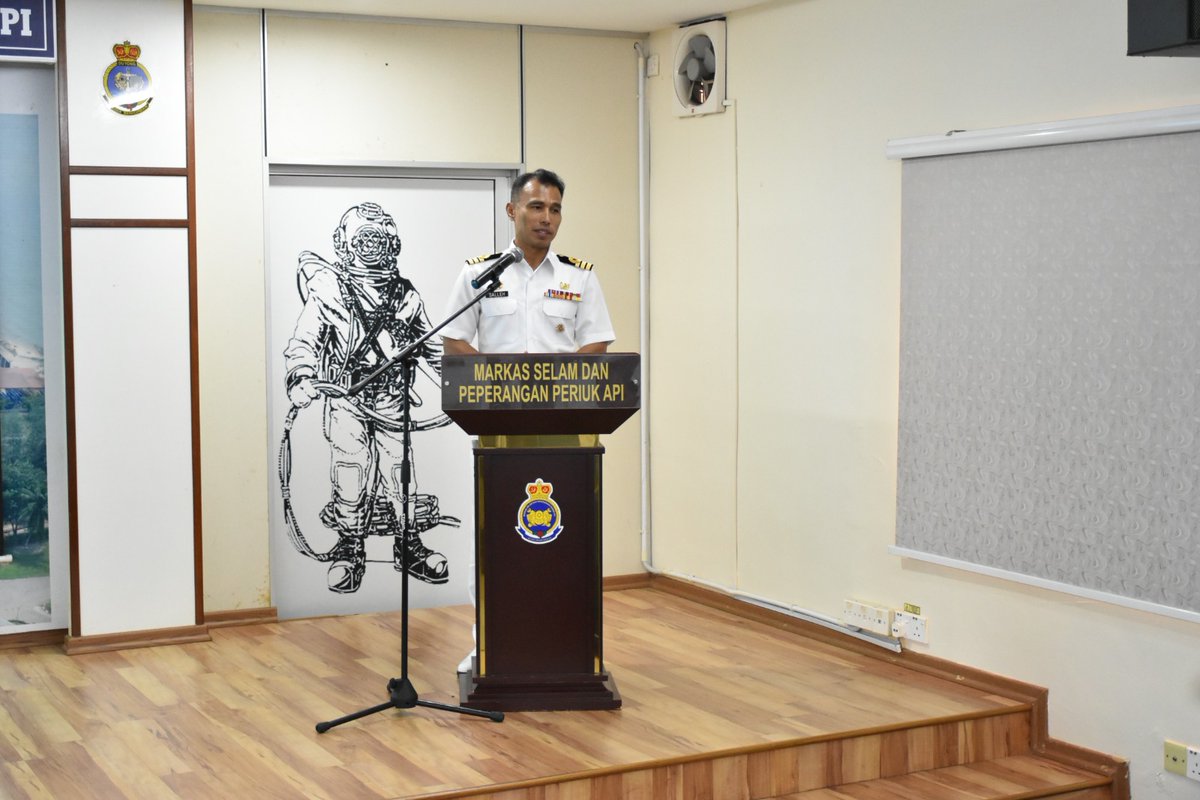 KDDuyong's tweet photo. KENAIKAN PANGKAT HADIR BERSAMA AMANAH DAN TANGGUNGJAWAB

KD DUYONG telah melaksanakan Majlis Pemakaian Pangkat kepada 2 orang warganya pada hari ini.  Majlis tersebut telah disempurnakan oleh PM KD DUYONG bertempat di Auditorium DAG.  Syabas dan tahniah diucapkan kepada anggota. https://t.co/8J9yXDfA6a
