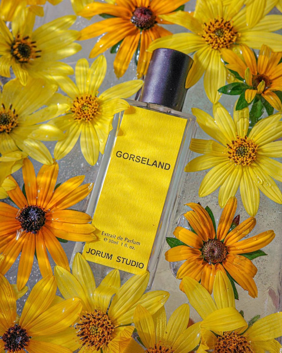 RealtPaperLtd's tweet image. FAB 💛@colorplanpapers #ColorplanLabel in Factory Yellow 120gsm with a black foil for Jorum Studio, captured beautifully by Joseph Horner 🌻 Labels produced by  @typoretum.
#colorplan #labels