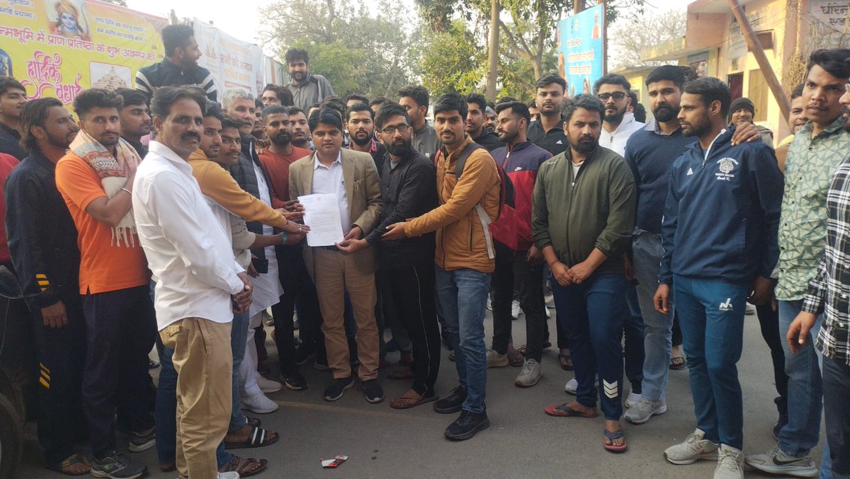 PersannKumar_'s tweet photo. 17 व 18 फ़रवरी को चारो पालियों में हुई उत्तर प्रदेश आरक्षी परीक्षा में हुई धांधलेबाजी। सभी पालियों के प्रश्न पत्र व उत्तरकुंजी परीक्षा शुरू होने से तक़रीबन 24 से 48 घण्टे पहले सभी सोशल मीडिया प्लेटफॉर्म पर वायरल हो गए थे। इस मामले की तथ्य अनुसार निष्पक्ष जांच कराकर सभी छात्रो को इंसाफ़ दिलाने हेतु सभी पालियों की परीक्षा निरस्त कर पुन परीक्षा का आयोजन किया जाए।
#UP_Police_Reexam
#UPP_Paper_Leak
@jayantrld @myogiadityanath @CMOfficeUP