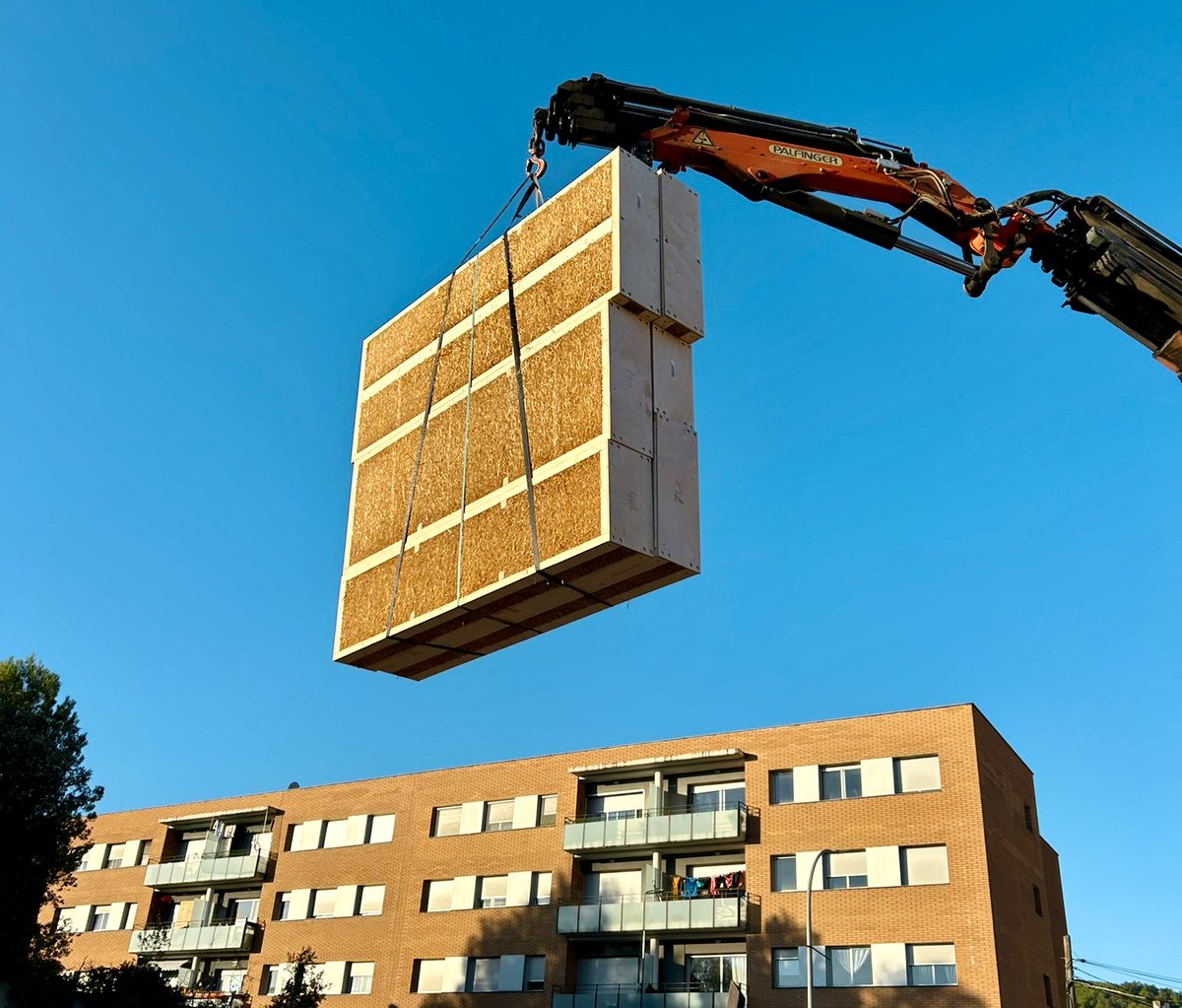 This apartment building in Spain is undergoing a transformation, getting the bio-based treatment 🏡 Even with a concrete structure in place 🏗 the project will benefit greatly from using a straw wall solution. Architecture: Oken. Arquitectura amb sentits