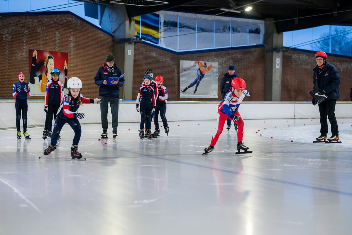 EIJV's tweet photo. Op 17 februari vond het clubkampioenschap schaatsen 2024 plaats in Deventer. Er deden 53 schaatsers mee (36 jeugdleden, 17 volwassenen).

We kunnen terugkijken op een sportieve avond. Veel dank voor de vrijwilligers die dit mogelijk hebben gemaakt!

Foto's van Lolke Bergsma https://t.co/MxLAQbzDVF