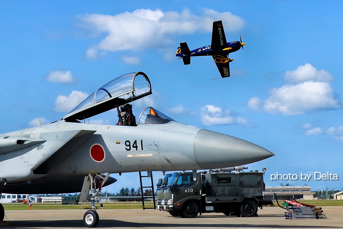 おはようございます✈
F-15をかすめて旋回していくのはあのエアレーサーの室屋義秀さん。昨秋の小松、観客を魅了するダイナミックなフライトを披露してくれました。各地の自衛隊イベントでは老若男女問わず幅広い方々に楽しんでもらえるよう、隊員一同知恵を絞って頑張っています！
良い一日を😁
D✈