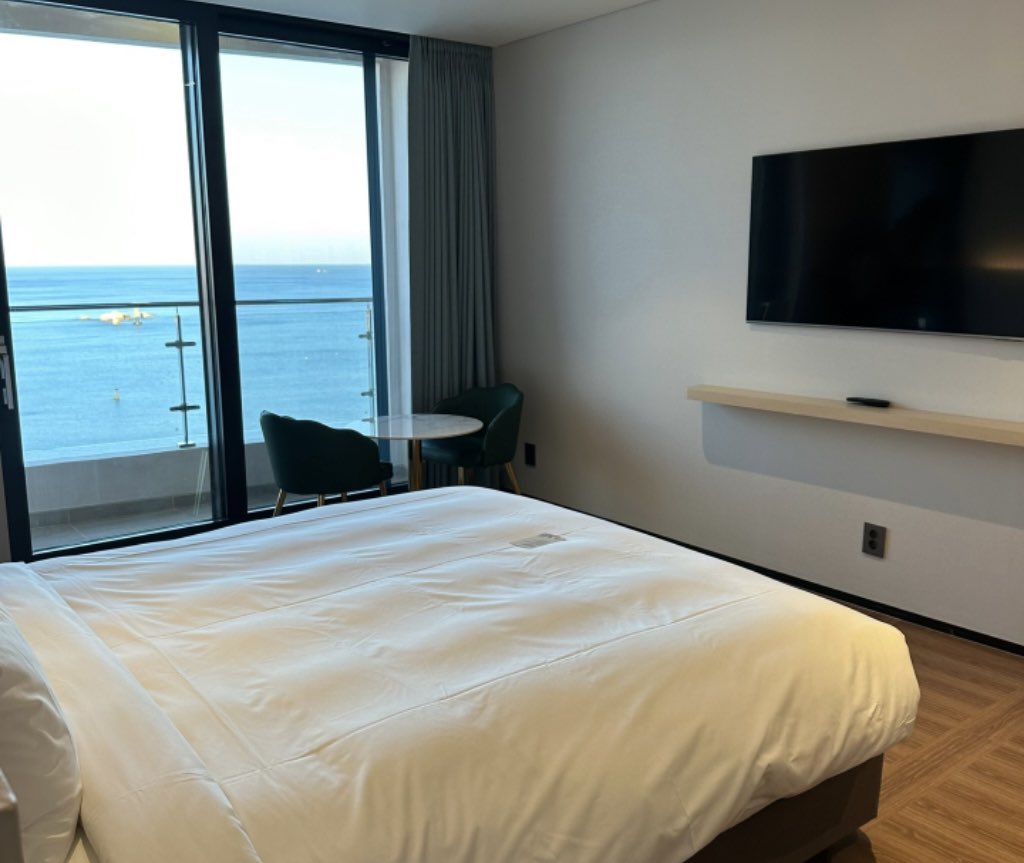 정돈이 잘 되어 있는 깨끗한 깔끔한,
모텔보다는 호텔을 선호 하는 편입니다

몸만 오세요🫠🫠🫠
#마사지 #섹트 #호기심 #일탈 #ㅊㄷㄴ