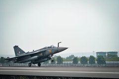 EconomicTimes's tweet photo. #IndianAirForce’s #LCA #Tejas from the "#FlyingBullets" #squadron arrived at the Indian naval air base #INSDigha in #Visakhapatnam for participation in the international exercise #MILAN24, hosted by the #EasternCommand of the #IndianNavy.
🗞️ Catch the day's latest news and updates ➠ https://t.co/7gYV55XK4C