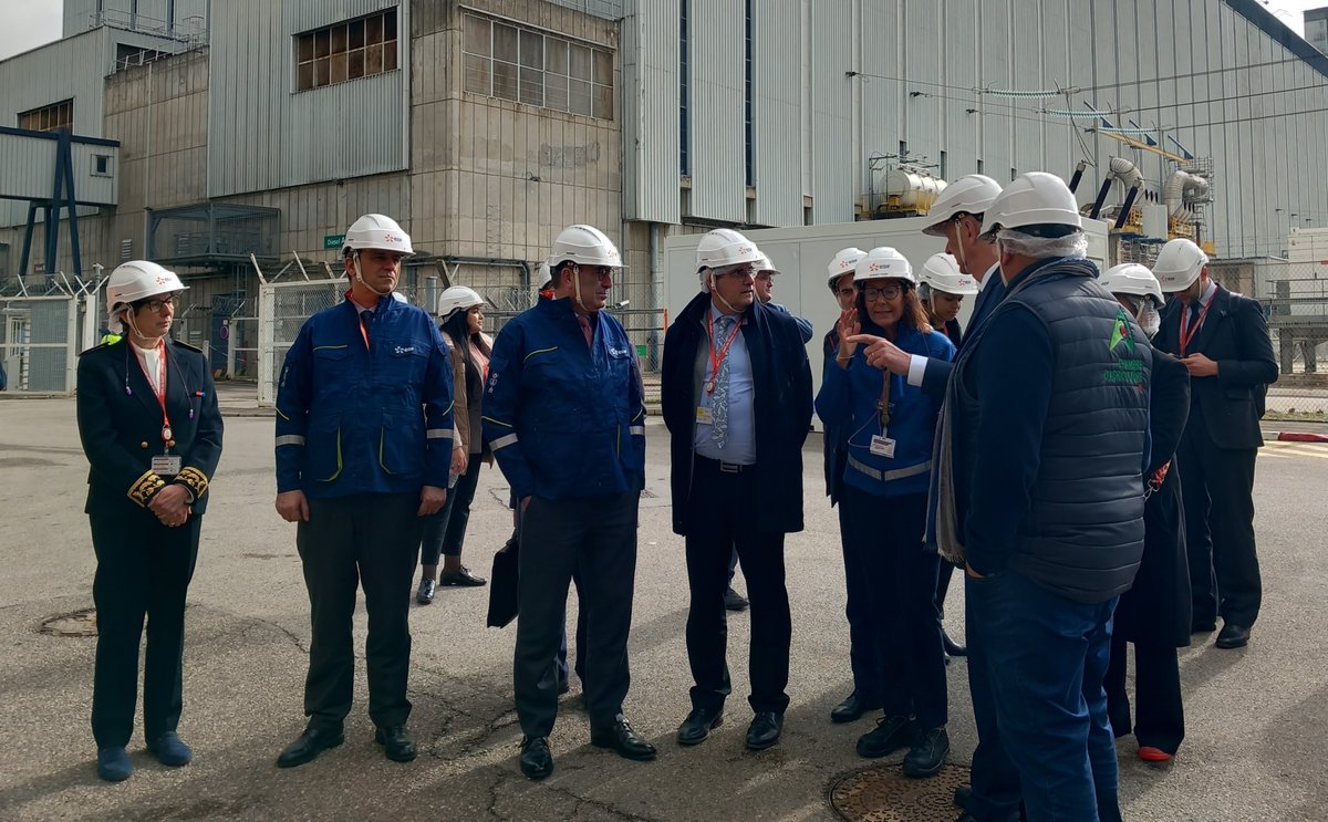 #VisiteOfficielle 2/2  | @RolandLescure, ministre chargé de l'Industrie et de l’Énergie a visité cet après-midi les installations du CNPE @EDFBugey.
Avec les équipes d'EDF et les élus du territoire, il a pu évoquer le programme du parc nucléaire Stars 2025, les opérations du