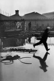 La vita, come un commento di un’altra cosa che non raggiungiamo, e sta lì, alla portata del salto che non facciamo. Julio Cortázar #DiVitePassate #VentagliP 📷 Henri Cartier-Bresson