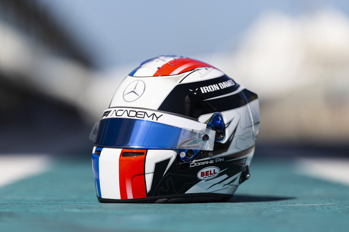 📸 Doriane Pin DÉVOILE son casque aux couleurs de la France pour la saison 2024 de #F1Academy ! 🇫🇷

Ça valide ou pas ? 🔥 😍