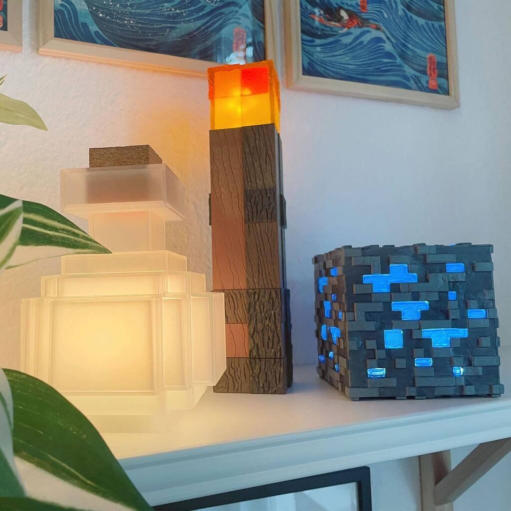 tenda51_store's tweet image. Traz o calor pixelizado para o mundo real. Novas lâmpadas Minecraft disponíveis no nosso site! 

#noblecollection #minecrafttorch #lamp #minecraft #tenda51 #lojaonline #officialmerchandise