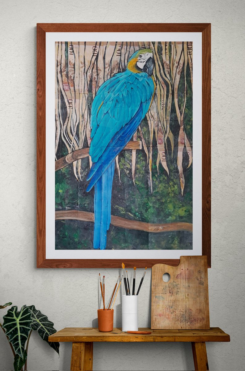 Así se ve mi nueva obra enmarcada 💙 Guacamaya azul sobre billetes venezolanos ♡ ayúdame a compartir a ver si le conseguimos casa a esta linda gacamayita 🦜