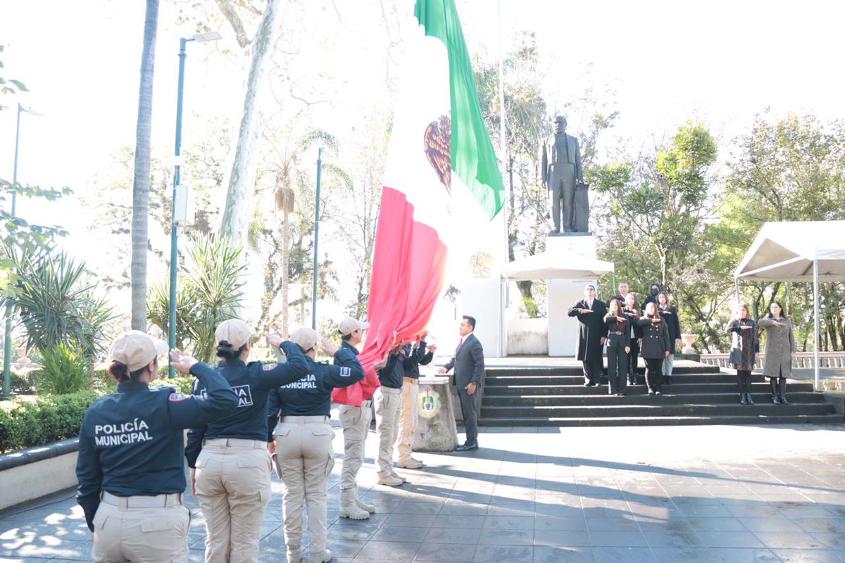 subjyal's tweet photo. Como nos instruye el gobernador @CuitlahuacGJ y el @SEGOBVeracruz Carlos Juárez Gil, fortalecemos los valores que nos dieron identidad; la @subjyal que dirige @israel_roldan presidió la Ceremonia de Izamiento de Bandera en el Parque Juárez de Xalapa #VeracruzMeLlenaDeOrgullo https://t.co/ivtXPYgj8F