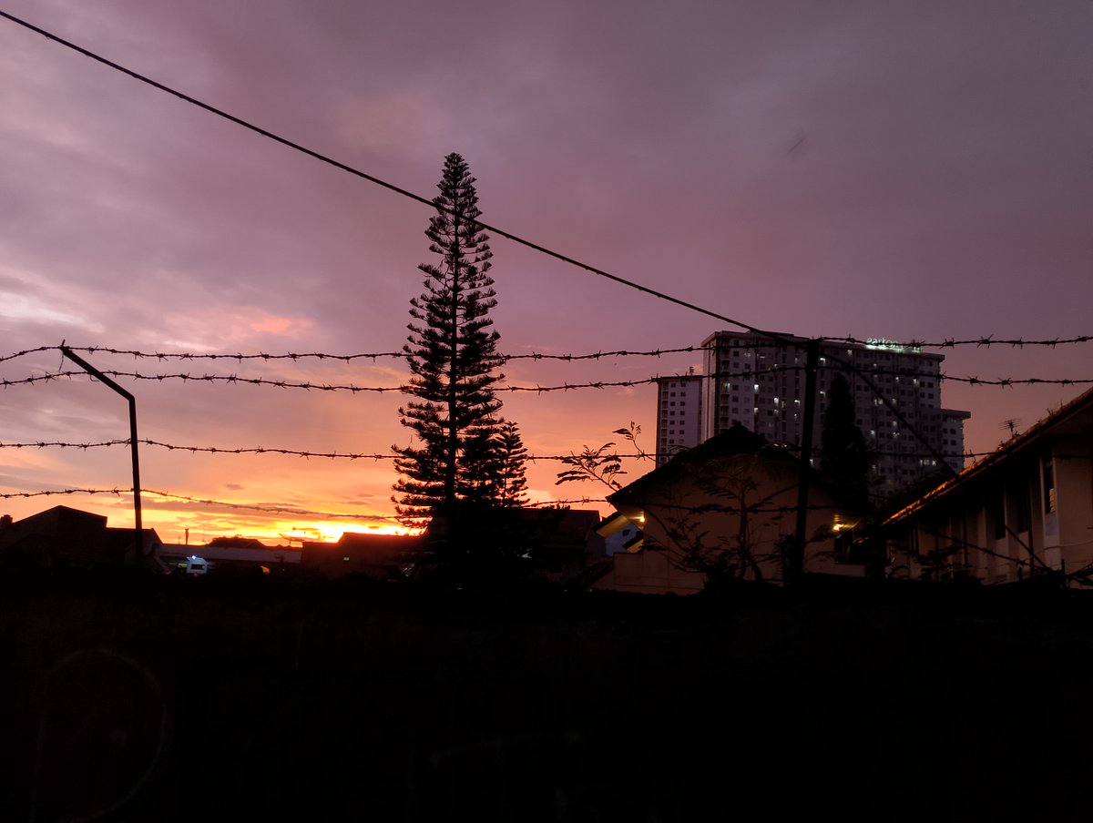 JaGir009's tweet photo. Mesmerized by the hues of orange painting the sky in a beautiful sunset tonight. 🌅 Let's enjoy this moment together and follow to be friends. https://t.co/s7Dna4fURv