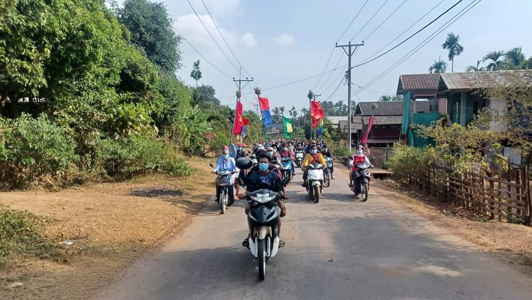 Today in #LaungLone, #Dawei, DDMC has marched and led a mass protest, with the determined local civilians, held a banner 'Let's build the authority of civilians, Let's continue working on Freedom from #MyanmarMilitary'. #WarCrimesOfJunta #2024Feb19Coup #WhatsHappeningInMyanmar