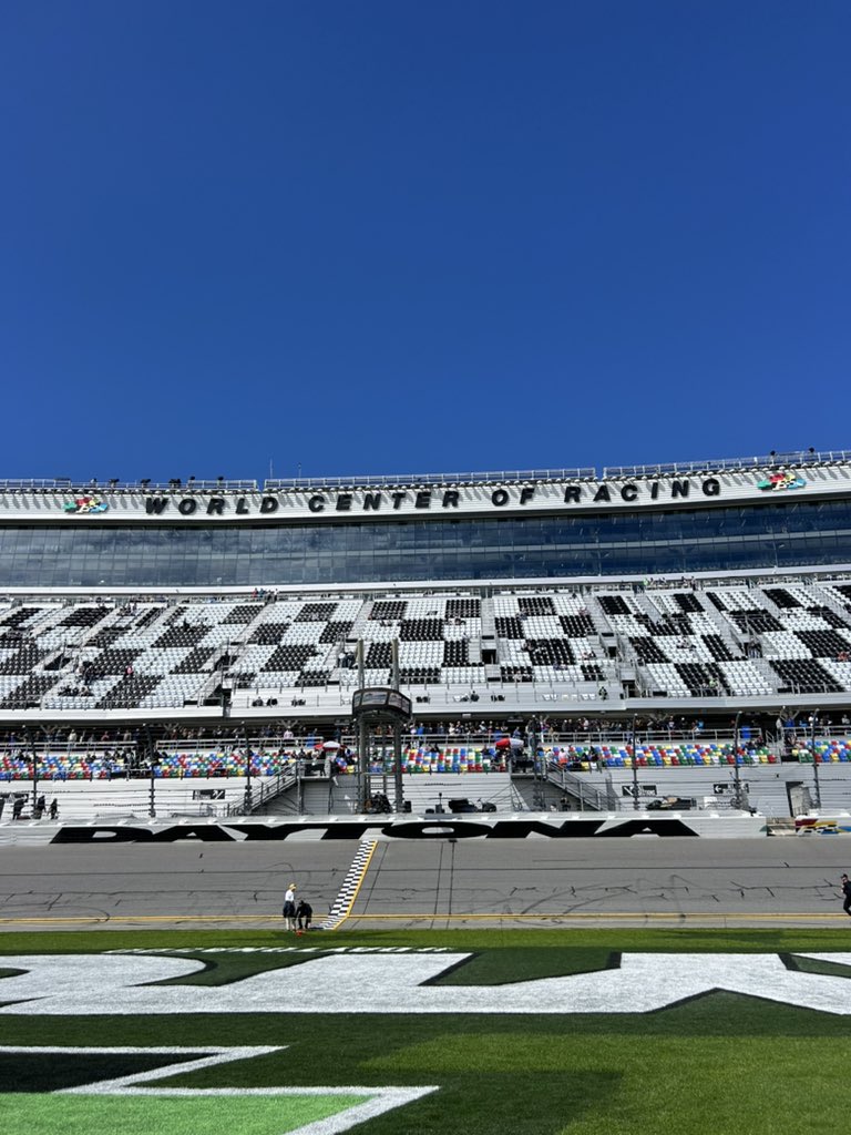 Not a cloud in the sky ☀️ 🏁

#DAYTONA500 #NASCAR <a href="/NASCARONFOX/">FOX: NASCAR</a>