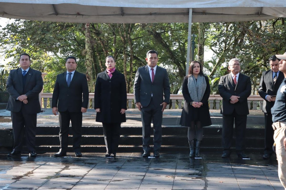 subjyal's tweet photo. Como nos instruye el gobernador @CuitlahuacGJ y el @SEGOBVeracruz Carlos Juárez Gil, fortalecemos los valores que nos dieron identidad; la @subjyal que dirige @israel_roldan presidió la Ceremonia de Izamiento de Bandera en el Parque Juárez de Xalapa #VeracruzMeLlenaDeOrgullo https://t.co/ivtXPYgj8F