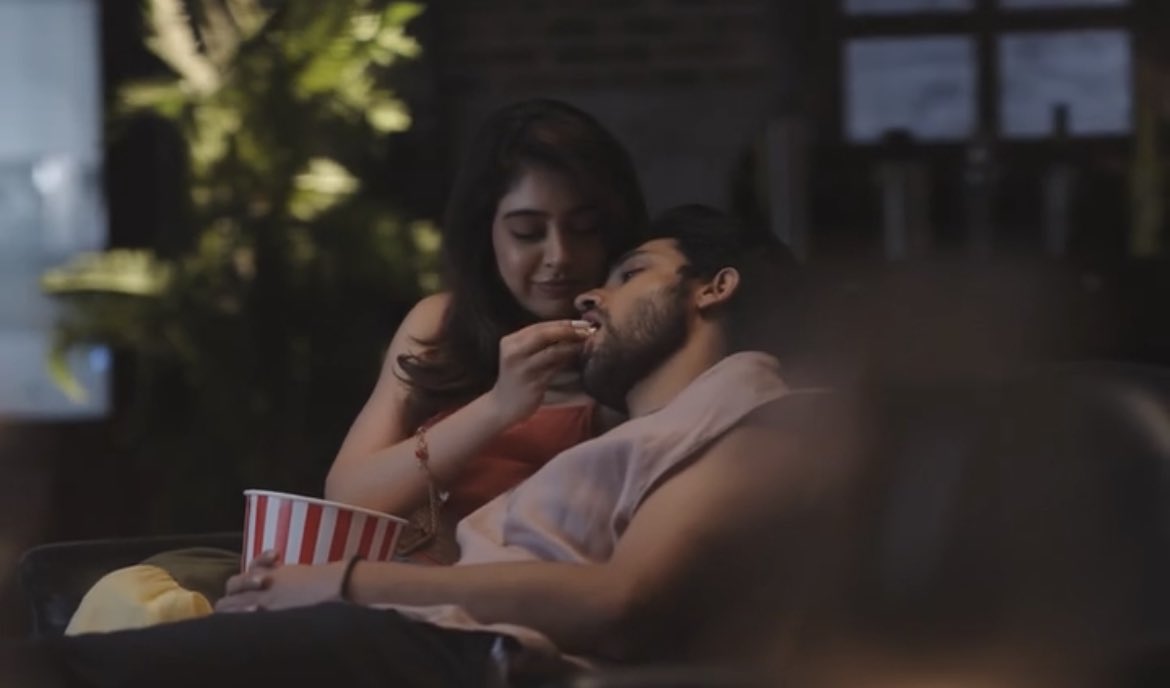 ButterCupcake_A's tweet photo. Okay this is so domestic 😩😩😩😩

Manan having their secret movie dates, manik literally removed everyone out so he could spend alone time with her ❤️🤌🏻
 
Ps - taklu manager is pissed off😭😂

#MaNan #MaNanHacked #Kyyonjiocinema #Nititaylor #parthsamthaan https://t.co/gnqBZtI3F0