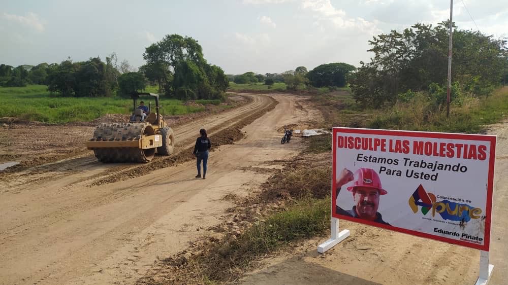 eduardopiate2's tweet photo. La gob de Apure (con la Secretaria de Infraestructura e INFREA), junto a la ⁦@misiontransport⁩ y la empresa Agroflora, trabajamos en la construcción de la variante y la recuperación del terraplén que une a Puerto Nutrias (Barinas) con Bruzual (Apure) ⁦@NicolasMaduro⁩ https://t.co/tXlUb3gR1e