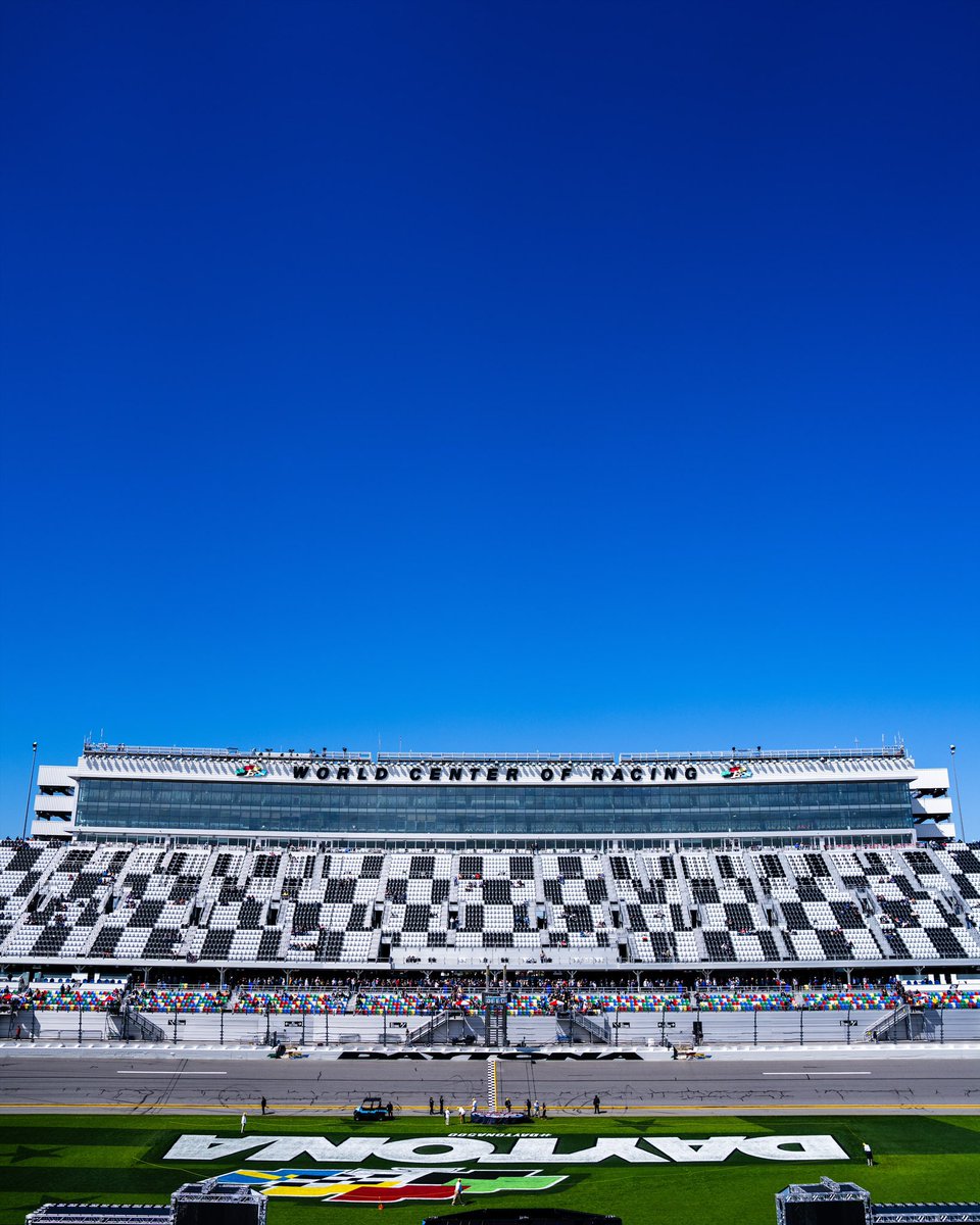 Not a cloud in the sky. A great afternoon for a #DAYTONA500.