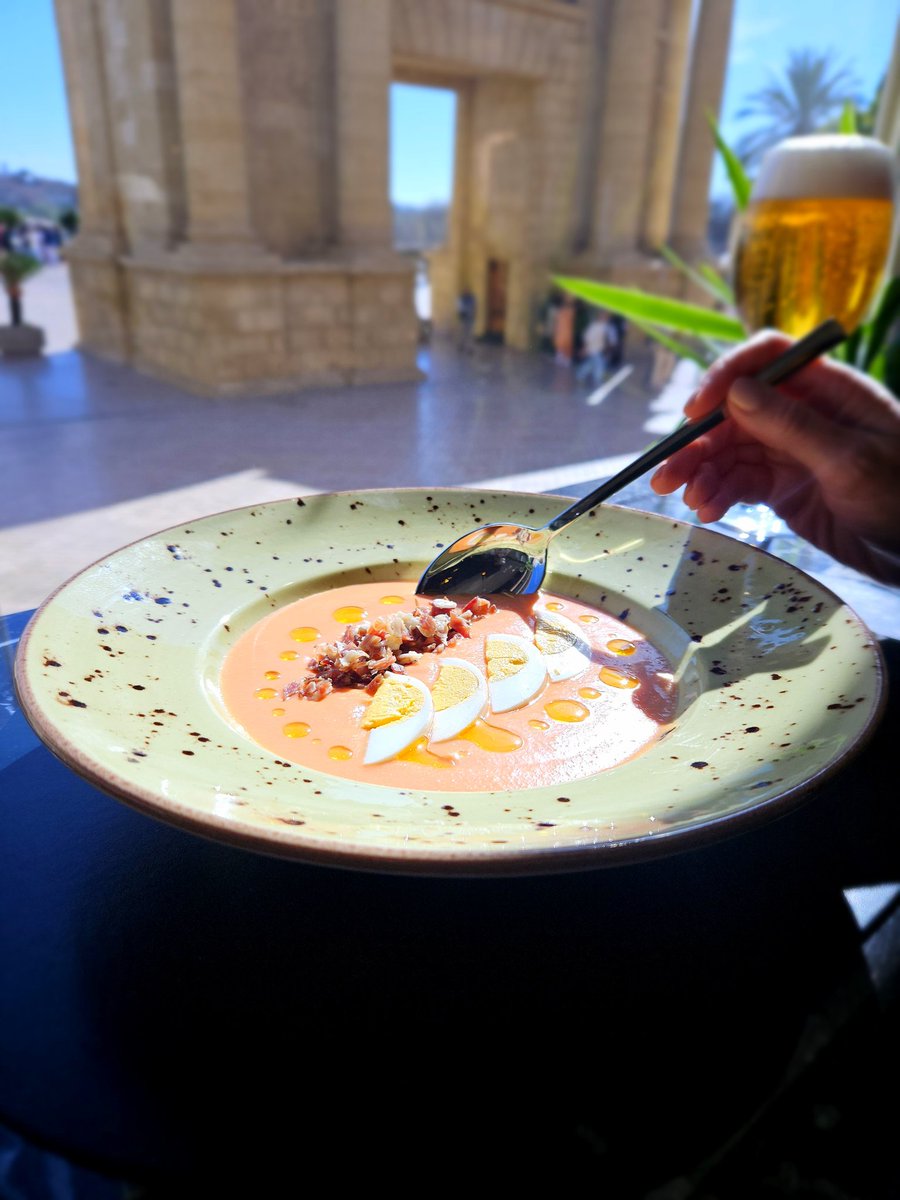 CRVBar's tweet photo. Empezamos la semana con uno de los platos cordobeses por excelencia: nuestro salmorejo con ajo de Montalbán y tomates de alcolea con paleta ibérica de Villanueva de Córdoba y aceite de oliva virgen extra D.O Baena. https://t.co/f2cfb71VDf