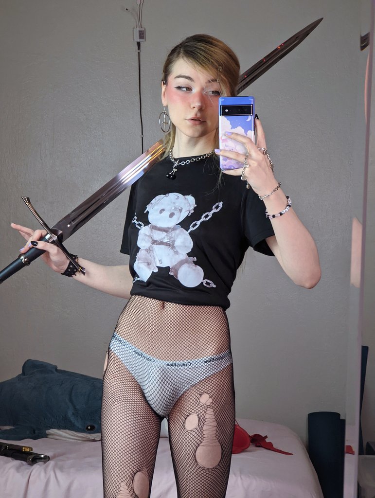 oncIoud_e's tweet photo. can we sword fight ? https://t.co/5I9gHbZyPT