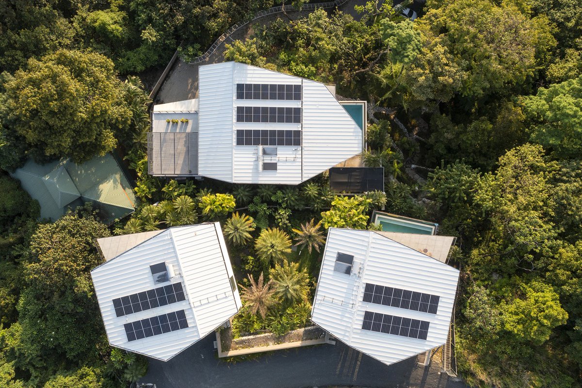 StudioSaxe's tweet image. We are excited to unveil Makai Villas, our latest architectural achievement in the heart of Nosara, Costa Rica. Perched on a mountain ridge, these three villas epitomize the beautiful synergy between architecture and the natural world.
.
Project: studiosaxe.com/projects/makai…